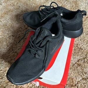 Black Nike Roshe size 5y / 6.5 Women’s